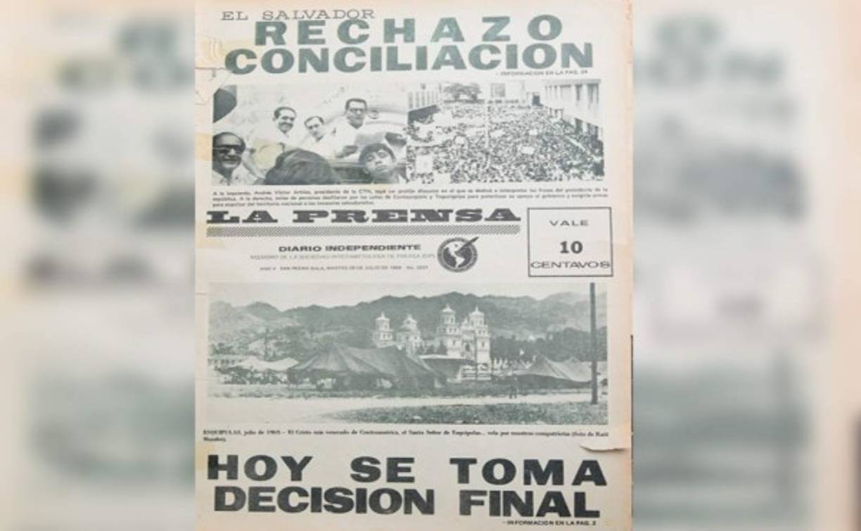 Esta histórica portada fue publicada en julio por Diario LA PRENSA, en la cual se remarcaba como titular una salida al conflicto armado que distanciaba a los países de Honduras y El Salvador. Foto de archivo.