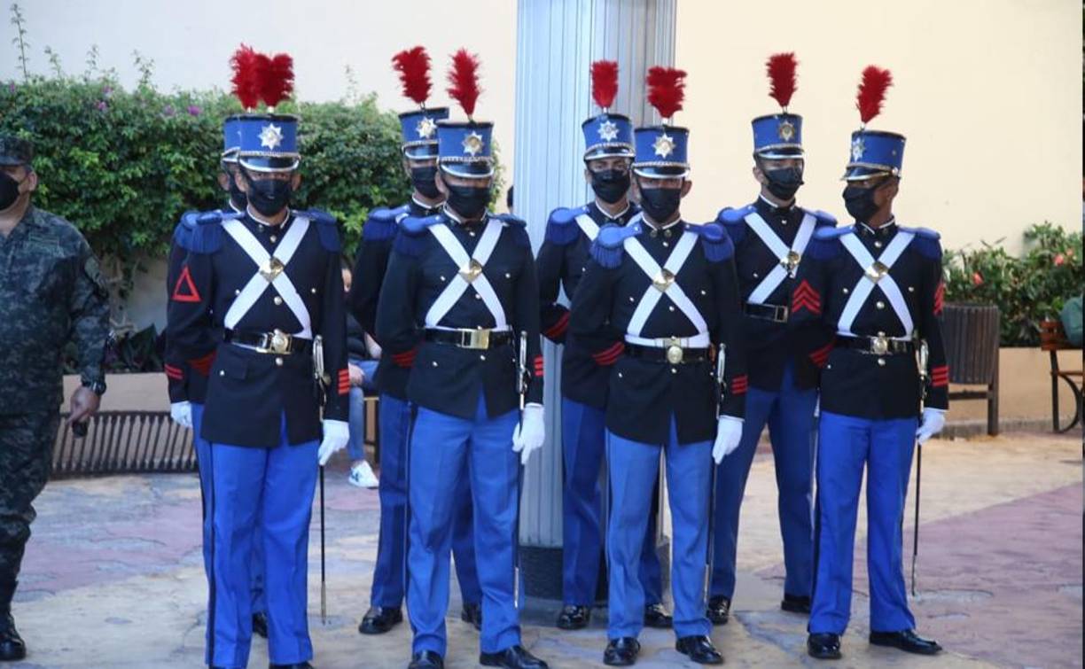 Los cadetes en las afueras del Congreso Nacional en Tegucigalpa. 