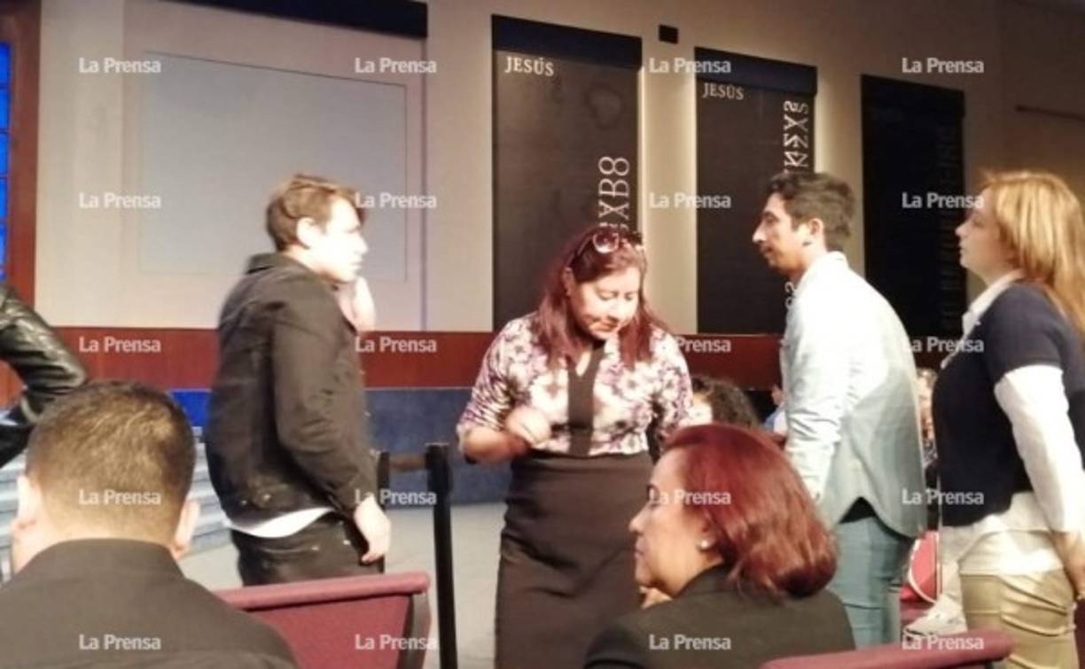 Lowsan Melgar, hijo mayor de Julio Melgar recibe las condolencias de miembros de la iglesia Casa de Dios.