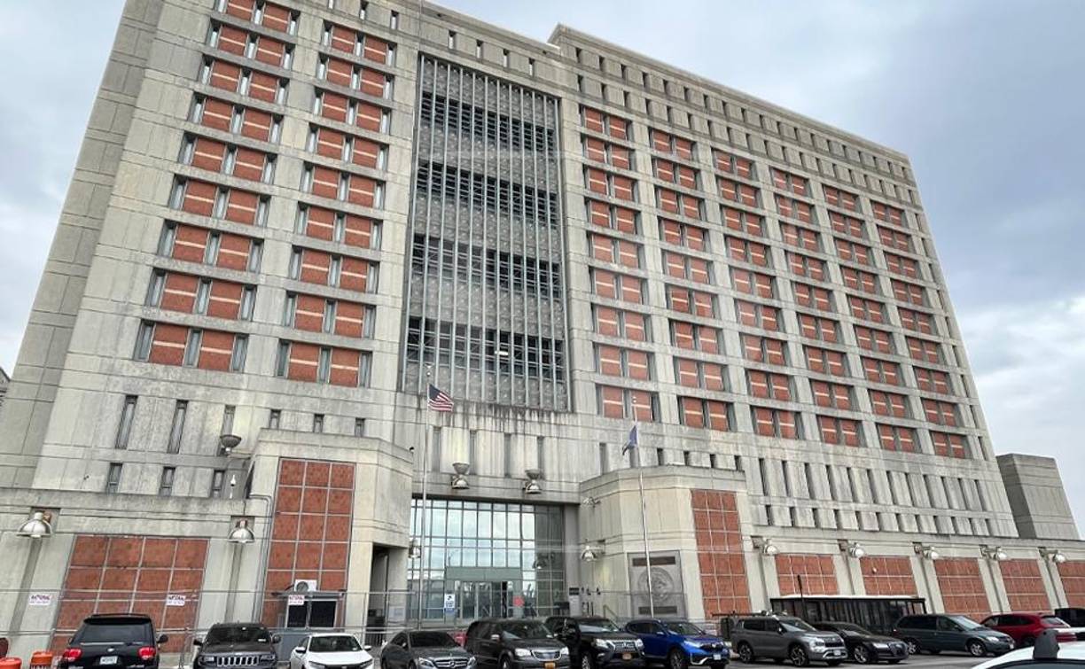 Es administrado por la Oficina Federal de Prisiones , una división del Departamento de Justicia de los Estados Unidos .