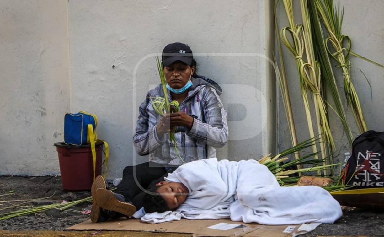 Hombres, mujeres y niños entonaban cánticos religiosos esperando la bendición de los ramos, conmemorando la entrada de Jesús a Jerusalén.