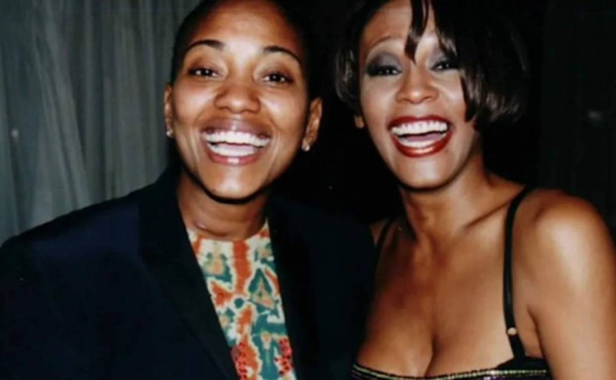 La cantante, fallecida en 2012, mantuvo una estrecha amistad durante toda su vida con una mujer llamada Robyn Crawford que, en su juventud, habría dado pie a una relación amorosa.