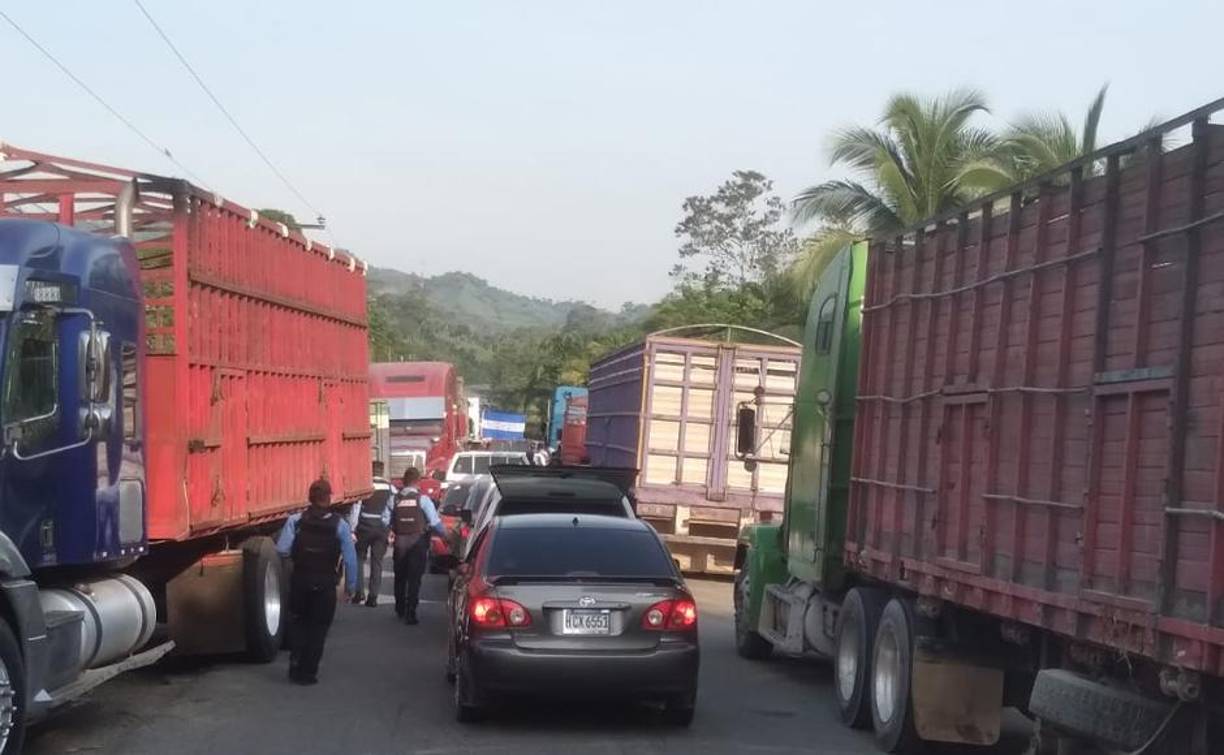 Los transportistas mencionaron que las acciones no son contra el Gobierno, sino más bien contra los empresarios que los contratan, sobrecargan los camiones y no les quieren pagar las tarifas mínimas fijadas. 