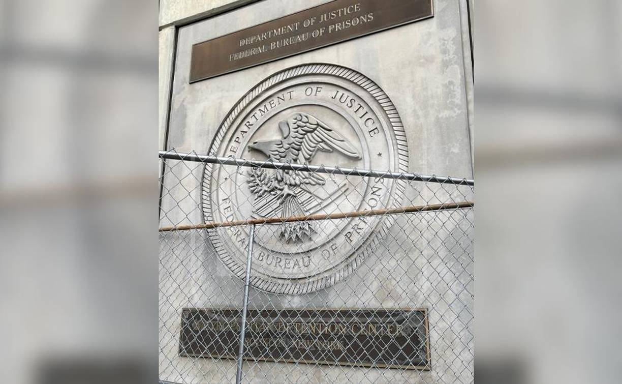 La prisión de Brooklyn del MDC también tiene prisioneros que cumplen sentencias cortas.