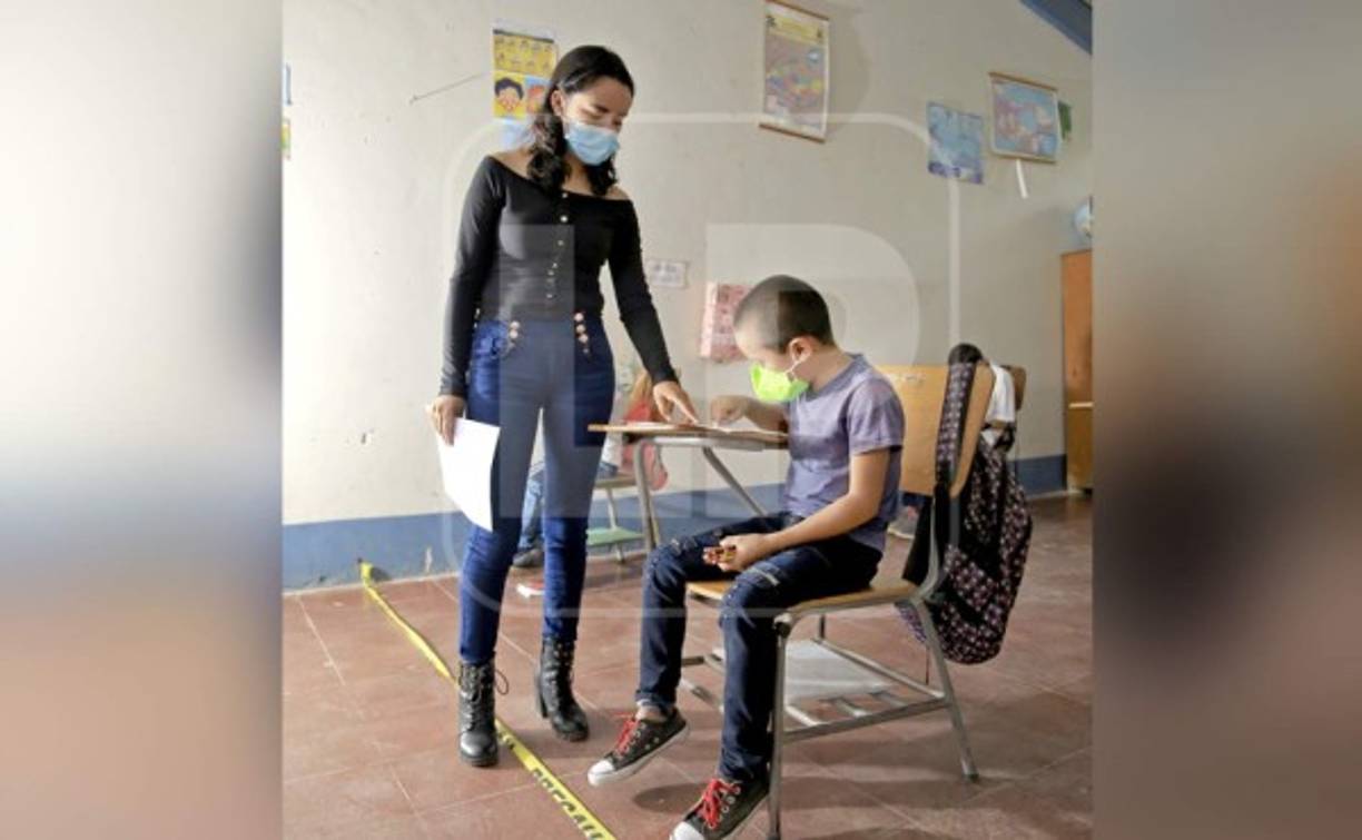 Cuando un estudiante presenta síntomas de alguna enfermedad se le permite que no asista al centro educativo hasta que presente mejoría, y cuando hay sospechas de contagio de covid-19 se cierra el centro por dos semanas consecutivas.“Este es un ejemplo de trabajo en equipo, todos trabajamos juntos para proteger la salud, pero muy conscientes que para lograr mantener una educación de calidad por la que siempre se ha caracterizado Ocotepeque. Es necesario que los maestros estén frente a sus alumnos”, explicó el director departamental.Cada estudiante asiste al centro educativo en un máximo de tres días a la semana.<br/>