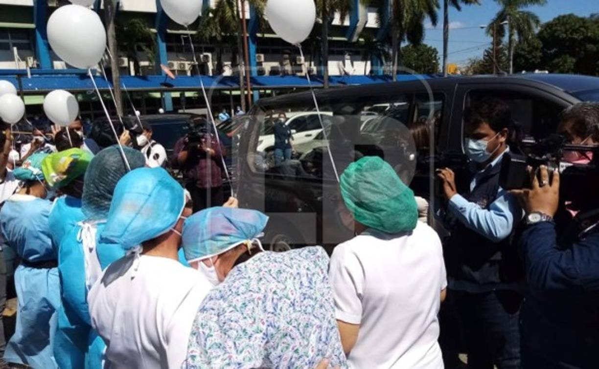 Personal sanitario del Mario Rivas con globos en sus manos y lágrimas durante la despedida.