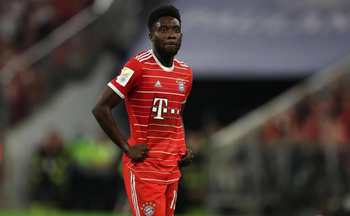 Según informa Defensa Central, Alphonso Davies, lateral izquierdo del Bayern de Múnich, estaría forzando su salida del club alemán. Esta noticia ha despertado el interés del Real Madrid, ya que el canadiense se ha convertido en uno de sus grandes objetivos para reforzar su zaga defensiva.