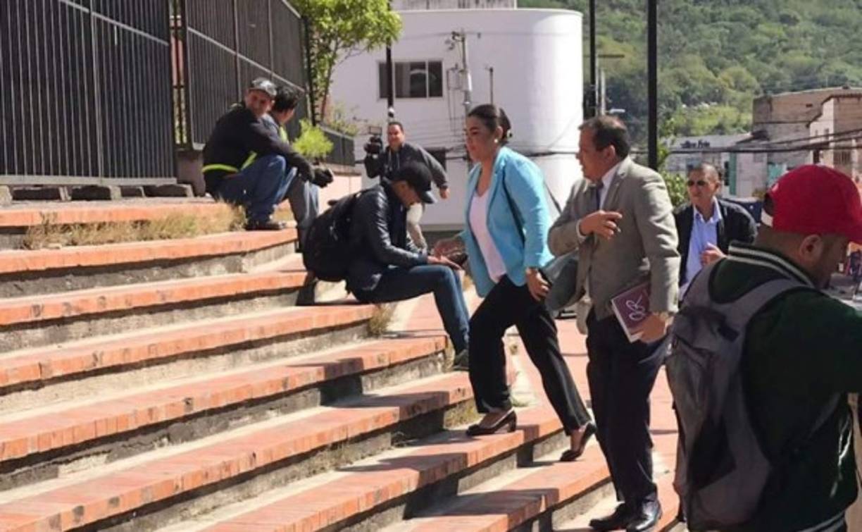 La exprimera dama de Honduras Rosa Elena de Lobo se presentó este miércoles a las instalaciones de la Agencia Técnica de Investigación Criminal (Atic), brazo investigativo del Ministerio Público, junto a su apoderado legal, el abogado Julio Ramírez, después de que se le vinculara con una transferencia irregular a una cuenta personal. Según una publicación de la Unidad de Investigación de Diario LA PRENSA, el Ministerio Público solicitó el congelamiento de las cuentas bancarias de la exprimera dama (de 50 años) como parte de una investigación por presunto lavado de activos y enriquecimiento ilícito. La petición fue hecha por la Unidad Fiscal Especial Contra la Impunidad de la Corrupción (Ufecic), a través de la Agencia Técnica de Investigación Criminal (Atic).