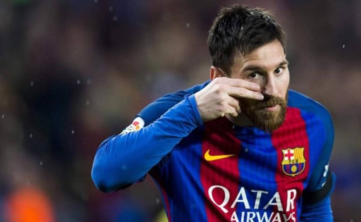 Una celebración con gesto enorme. Pocos sabían que la celebración del primer partido ante el Sevilla donde Leo tomo dos de sus dedos y colocó en su rostro era para memorar el apoyo a una fundación que lucha contra el cáncer.