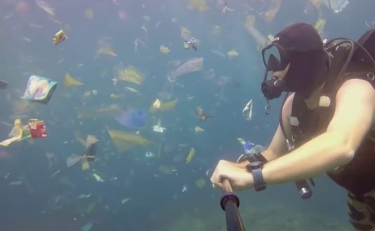 El buceador Rich Horner también estremeció las redes sociales al divulgar un video grabado en las aguas frente a un resort hotelero en Bali donde encontró enormes cantidades de basura.