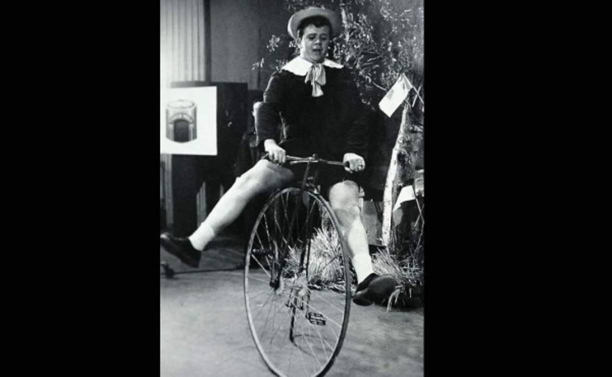 Foto de 1955, en una de las primeras apariciones de 'Chabelo' en el programa 'Carrusel Musical', cuando el joven Xavier López fue elegido para interpretar a un niño en un chiste.