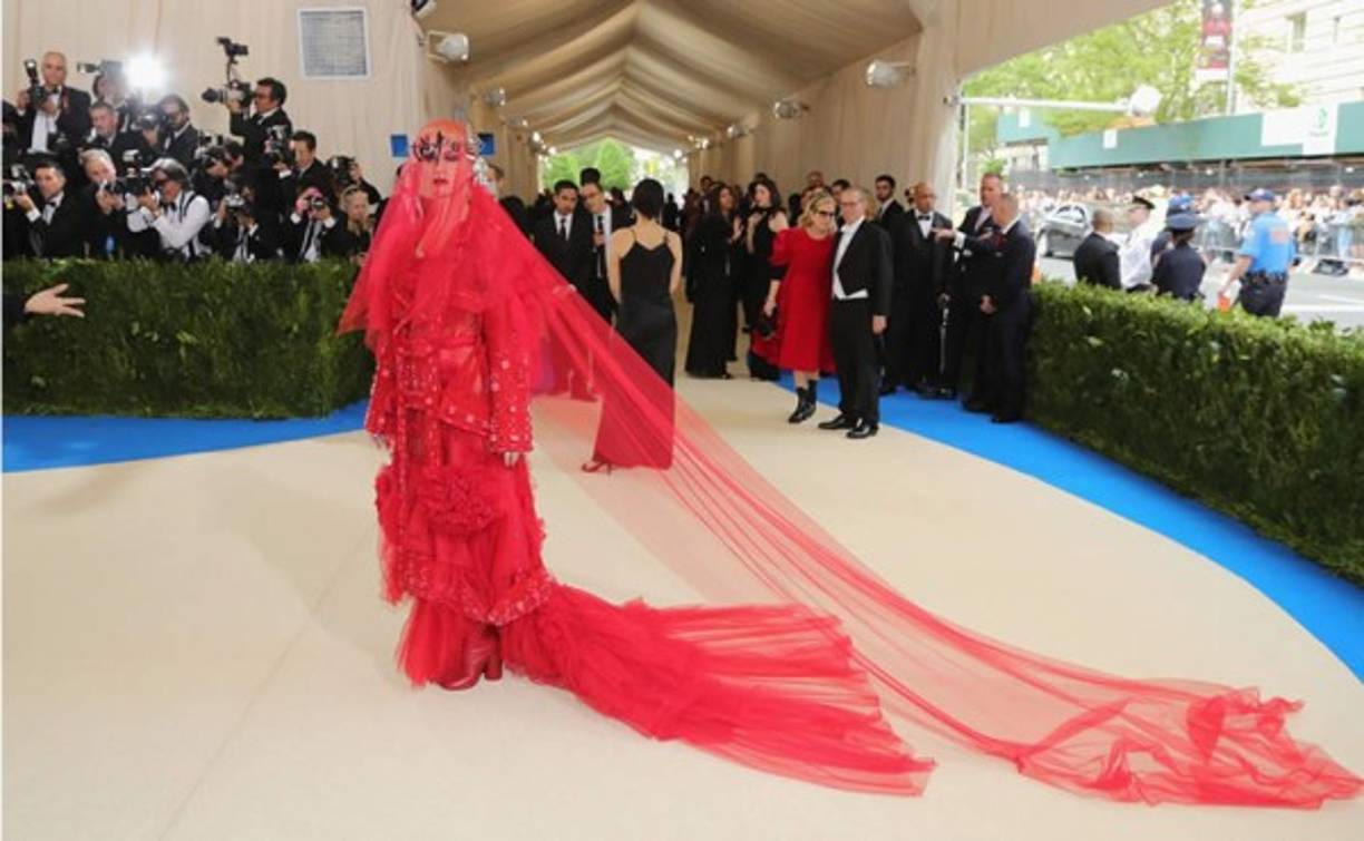 El Museo Metropolitano de Arte (MET) inicia el esperado desfile de las celebridades y millonarios por la alfombra roja.