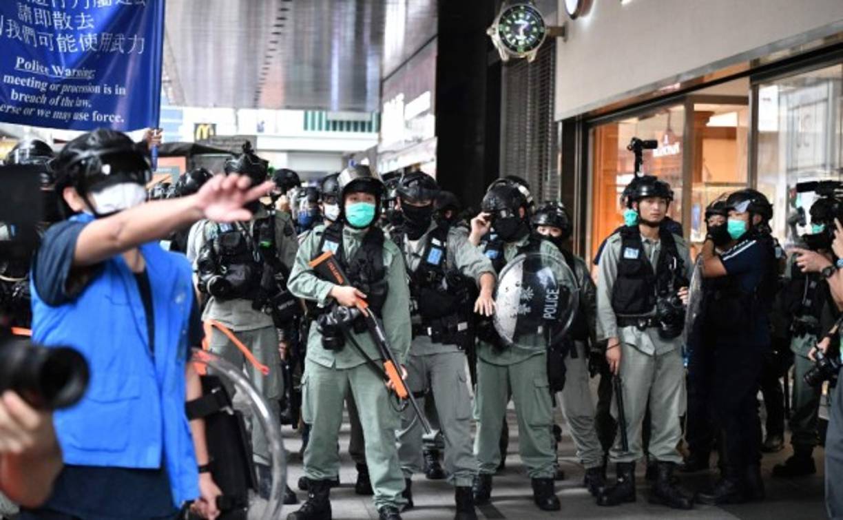 Tanto la llamada 'ley del himno nacional' como la de 'seguridad nacional' han hecho saltar las alarmas entre el movimiento prodemocrático en la ciudad semiautónoma, tras meses de calma impuesta por las medidas - aún vigentes - de distanciamiento decretadas para evitar contagios del coronavirus SARS-CoV-2.