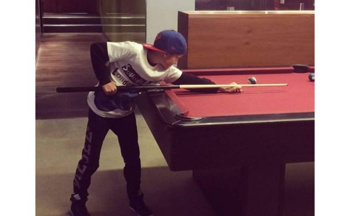 Este fin de semana, el actor compartió en Instagram una serie de imágenes en la que se le ve disfrutando con sus pequeños de lo que parece ser un desierto.