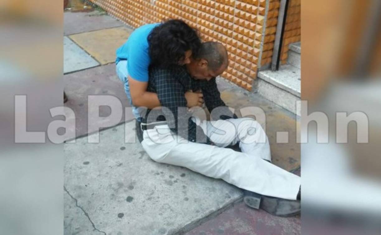 El padre del universitario desmayado en las afueras del Ministerio Público. Imágenes desgarradoras.