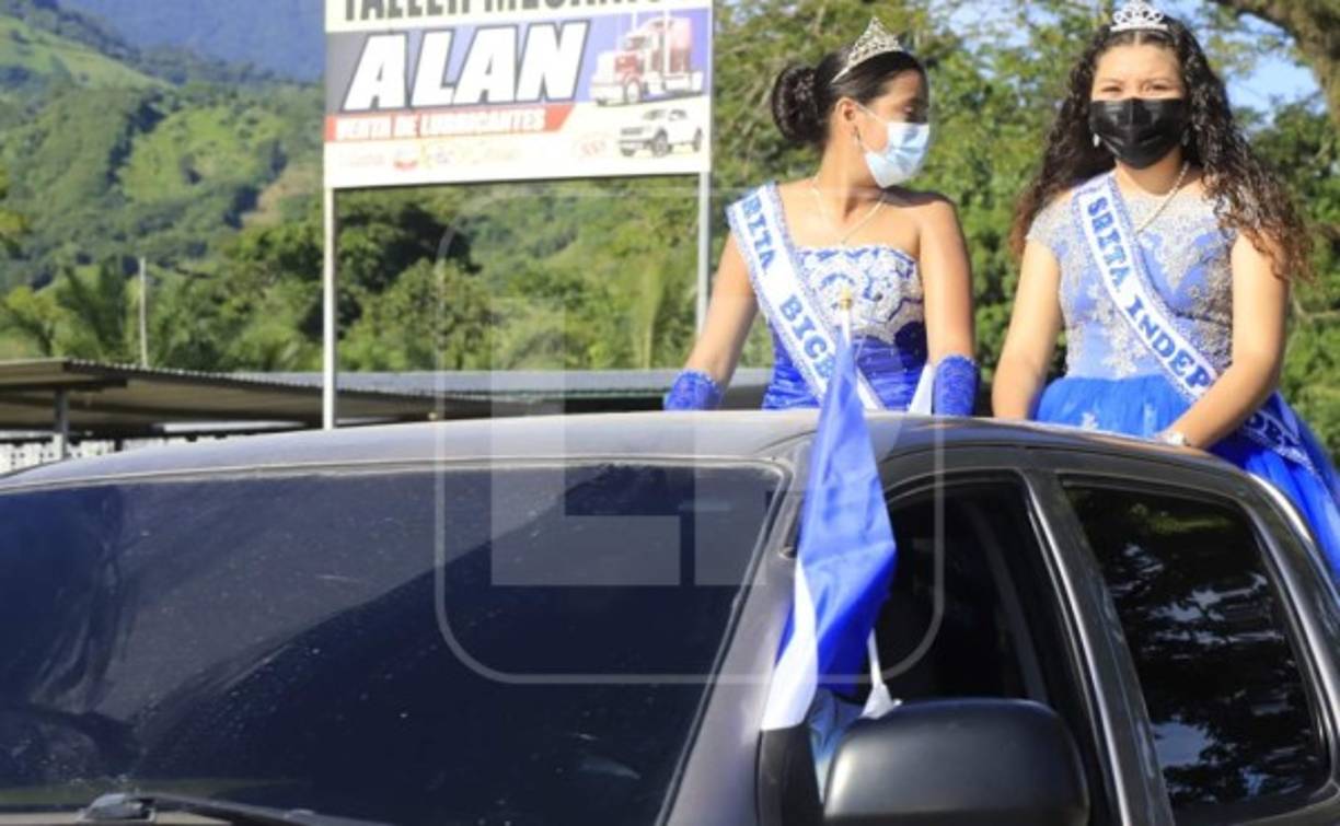 Niñas luciendo bonitos atuendos en conmemoración al Bicentenario.
