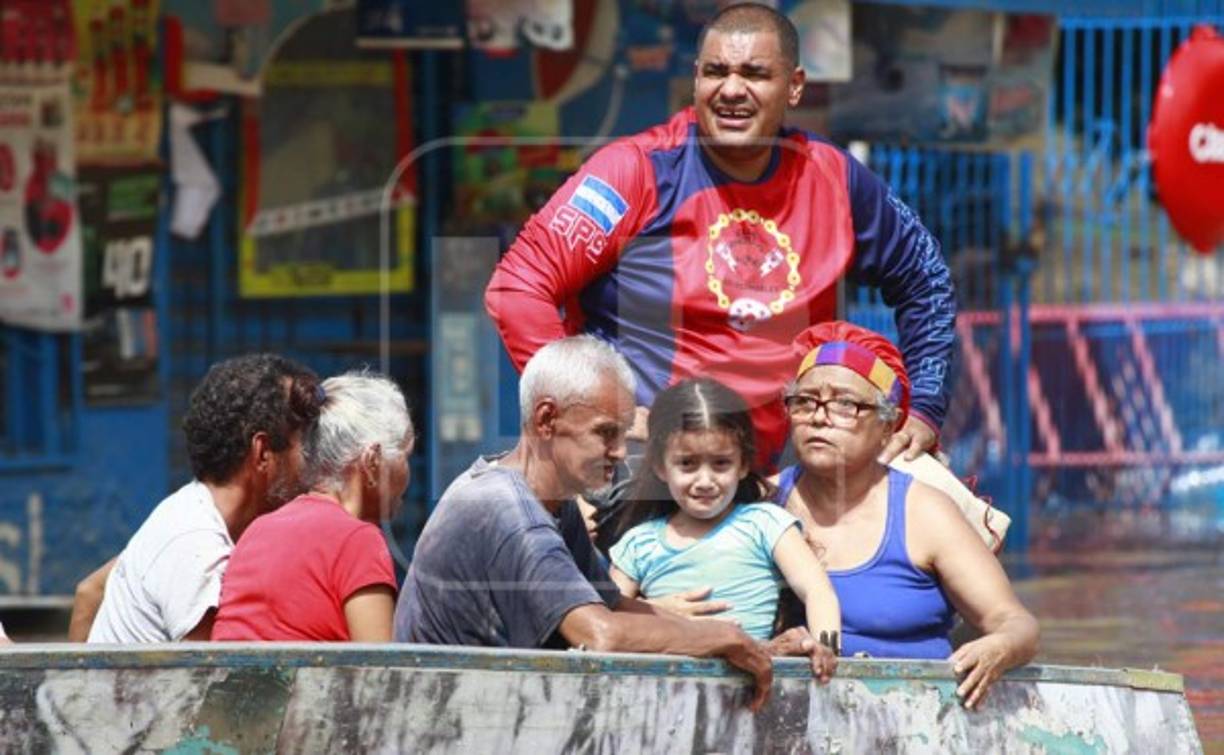 Refirió que perdieron todas sus pertenencias, “pero lo importante es que estamos bien, ya que la vida es lo más importante y no se recupera, mientras que lo material sí se recupera”.<br/><br/>Los damnificados que se encuentran en el bulevar están sufriendo muchas necesidades y lo que más les afecta es que no tienen cómo protegerse de las lluvias, que ayer volvieron arreciar más que todo en horas de la tarde.