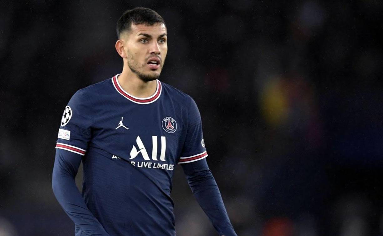 El jugador argentino Leandro Paredes no dudó en admitir en una entrevista a TyC Sports que su sueño es jugar en el Real Madrid. “Todo jugador sueña con vestir esa camiseta, es un club importantísimo, pero tengo mucho respeto por mi club, el Paris Saint Germain y estoy muy feliz aquí”, dijo.El centrocampista es, además, uno de los nombres que sonaron con más fuerza como posibles salidas en el próximo mercado de verano tras la dolorosa eliminación ante el Real Madrid en Champions. Acaba contrato en 2023.