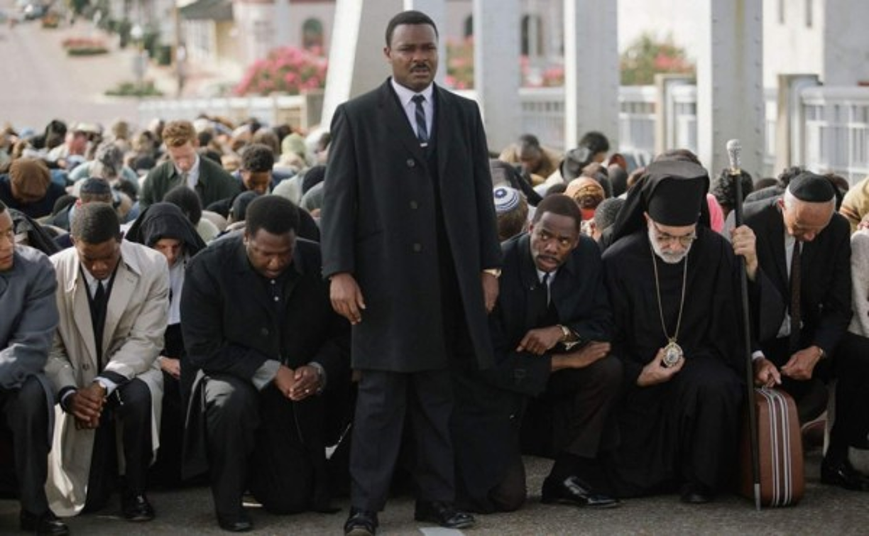 'Selma' retrata la lucha histórica de Martin Luther King para garantizar el derecho de voto de todos los ciudadanos y la peligrosa y terrorífica campaña que se cerró con una larga marcha desde la ciudad de Selma hasta la de Montgomery, en Alabama, y que llevó al presidente Johnson a firmar la ley sobre el derecho al voto en 1965.