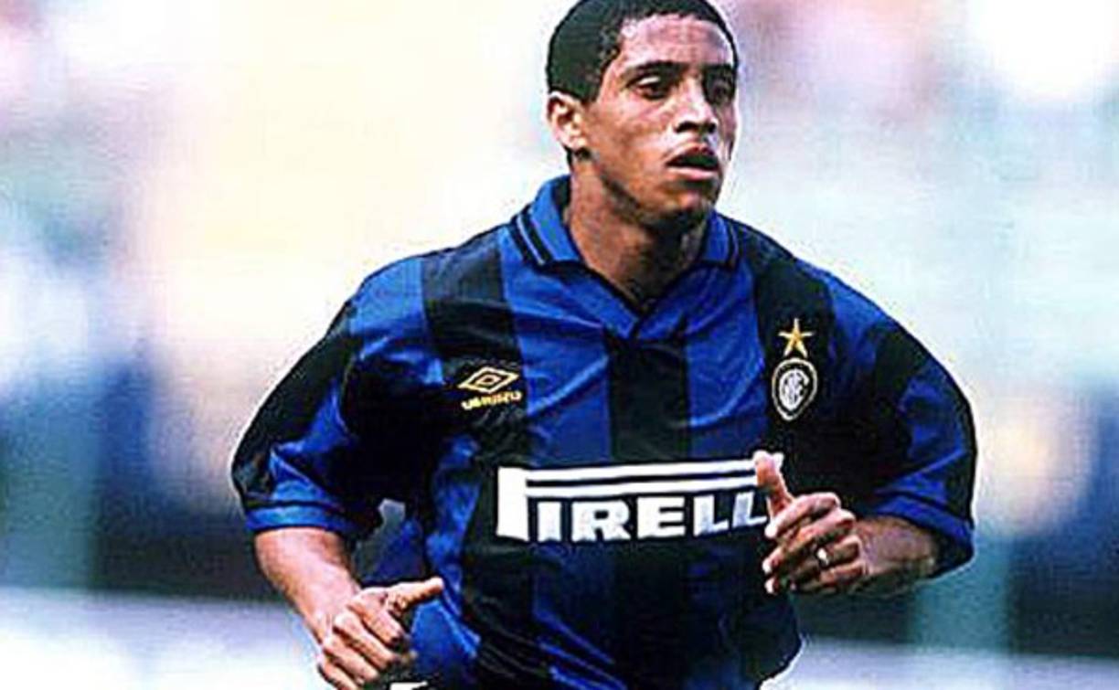 ROBERTO CARLOS. No era feliz en el Inter con Hodgson. El Madrid de Capello lo ató por 3 millones de euros.