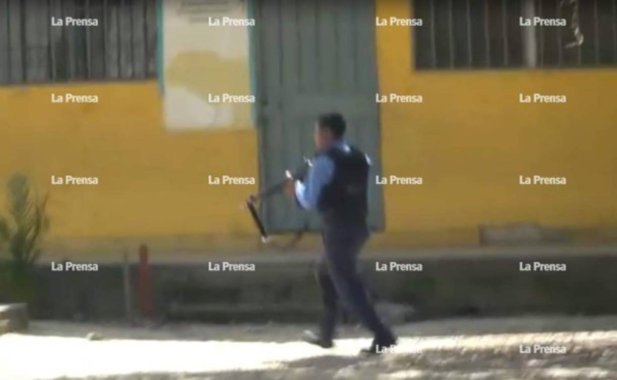 Agentes de la Policía Nacional recibieron la denuncia y desplegaron operativos en la zona para capturar a los dos supuestos ladrones que huyeron.