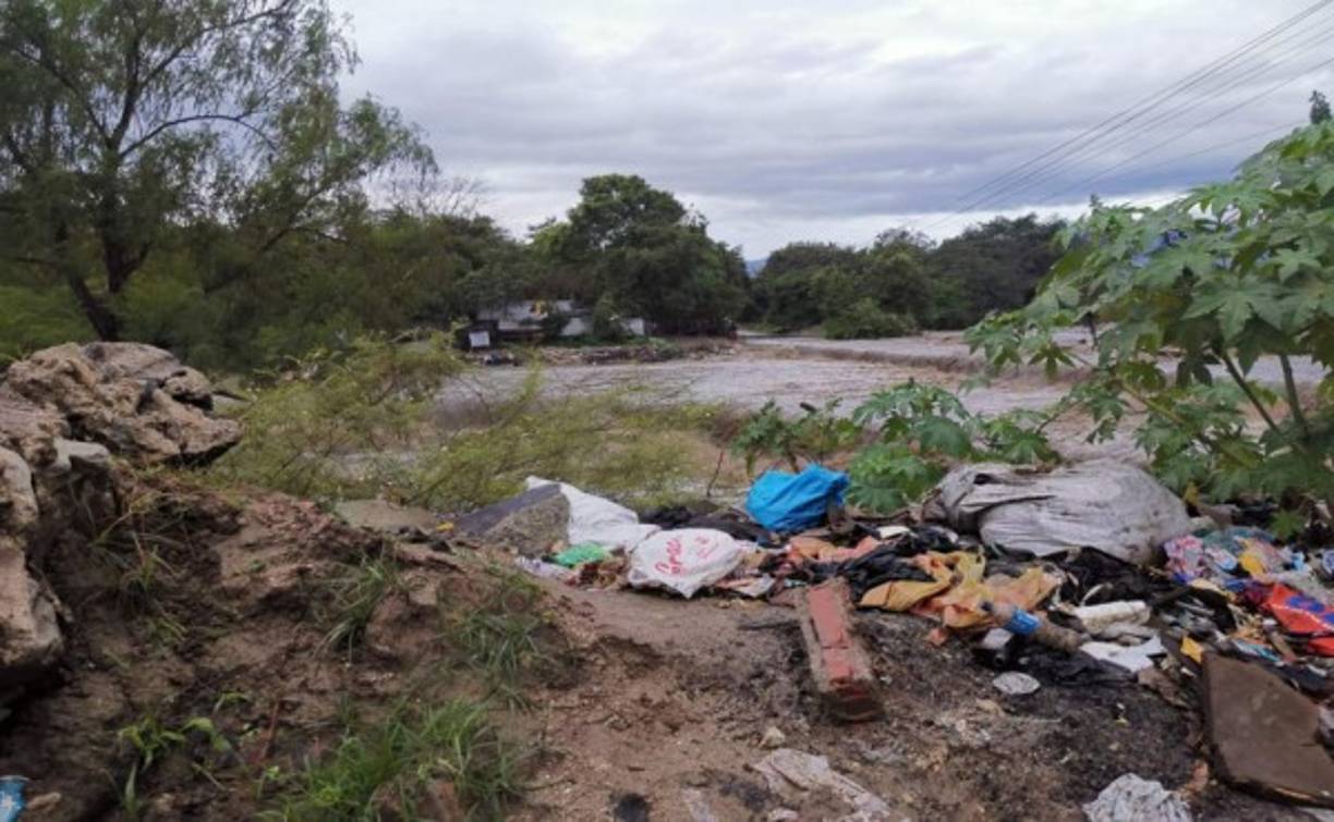 Fueron más de 10 colonias afectadas con el aguacero, el cual no solo inundó las calles y pasajes, también ingresó a las viviendas.
