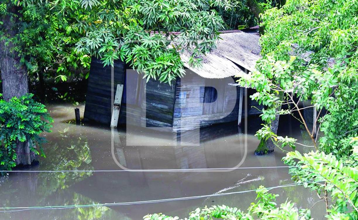 El jueves se evacuaron ocho familias, a las que ubicaron luego en albergues que funcionan en el Gimnasio Municipal, centro social de la Sitraterco y en el instituto Patria. 