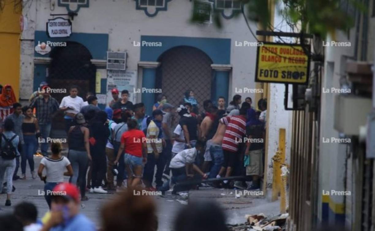 Las protestas continuaron por segundo día en Tegucigalpa, capital de Honduras, por una polémica Ley de Reestructuración y Transformación del Sistema Nacional de Salud y Educación, que quedó en suspenso.