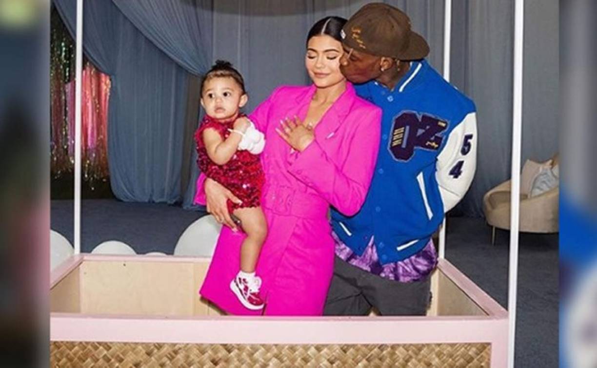 La reina cosmética no escatimó en gastos para celebrar el primer cumpleaños de su hija con Travis Scott con una fantástica fiesta de cumpleaños recreando todo un carnaval para cientos de invitados.