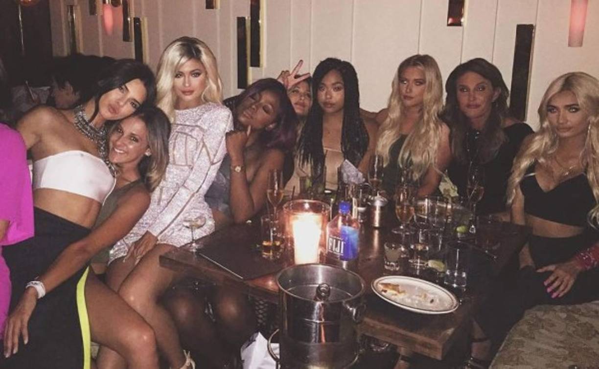 Kylie Jenner compartió en su cumpleaños con su hermana, Kendall y padre Caitlyn Jenner. Ademas de sus amigas.
