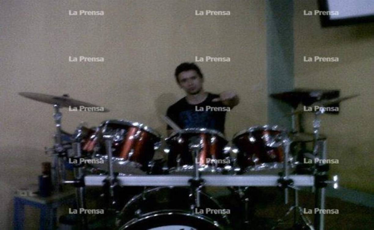 Roberth Gómez también era músico en la iglesia de donde son pastores sus padres.