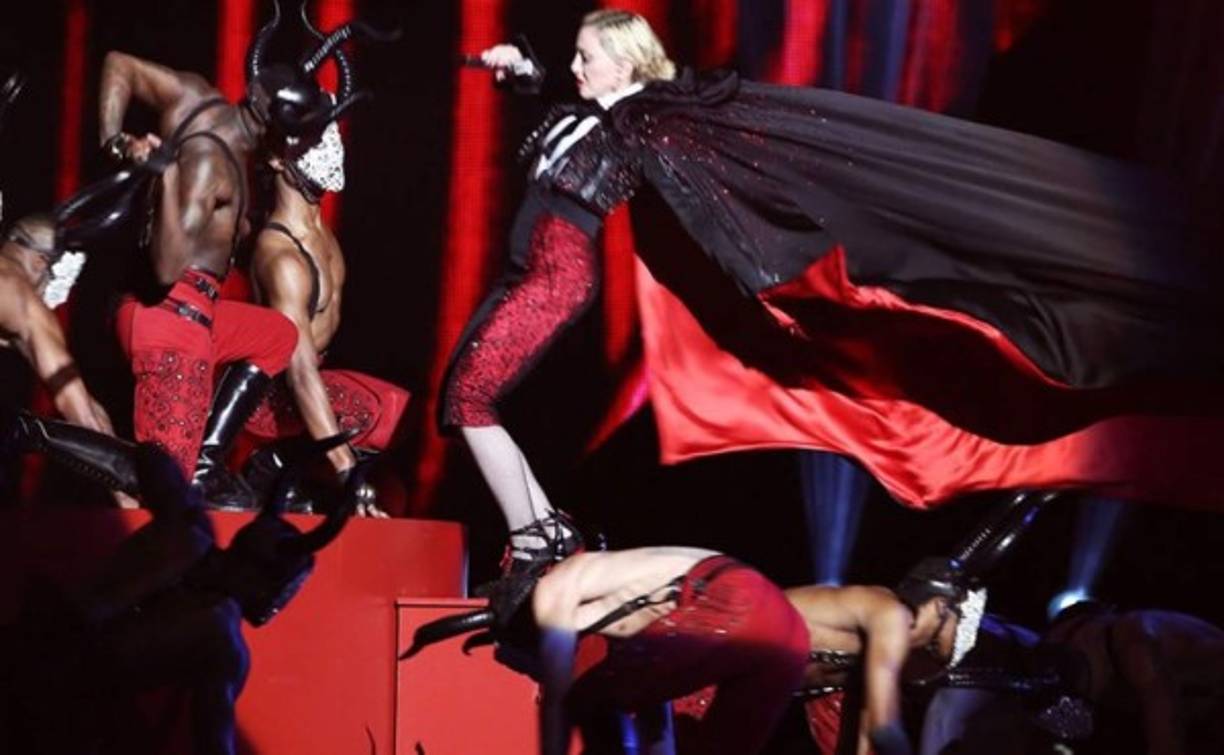 Treinta segundos bastaron para que Madonna protagonizara una de las caídas del año. La diva apenas se había subido al escenario de los premios Brit el pasado febrero cuando un problema con la capa que llevaba provocó el tropezón.