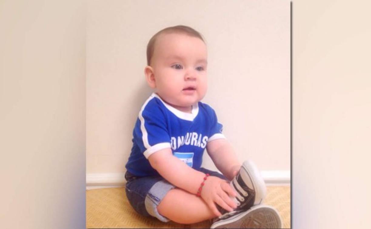 Issac Budde luciendo la camisa de Honduras.