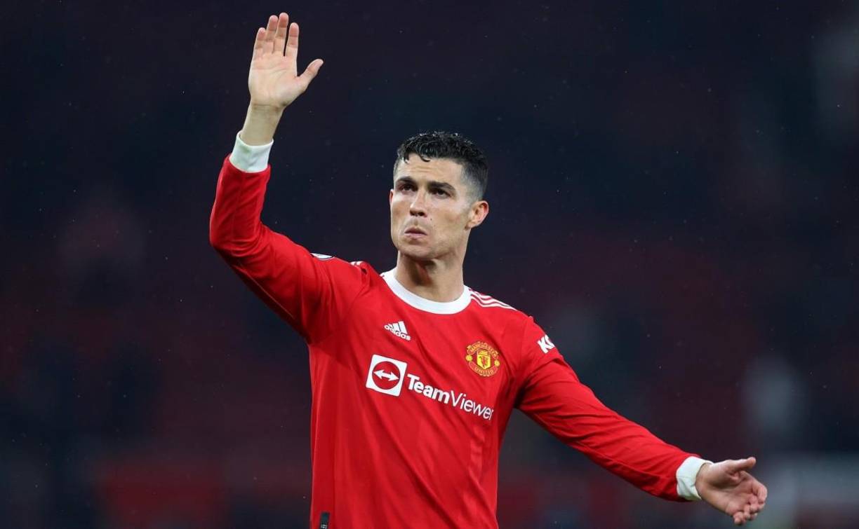 Crisitano Ronaldo confirmó su regreso con el Manchester United y estará listo para jugar el domingo en el amistoso de los Reds Devils contra el Rayo Vallecano. No jugará este sábado frente al Atlético de Madrid, equipo en el que sonaba como posible refuerzo, pero quedó descartado. “El domingo juega el rey”, ha comentado el portugués en redes sociales.