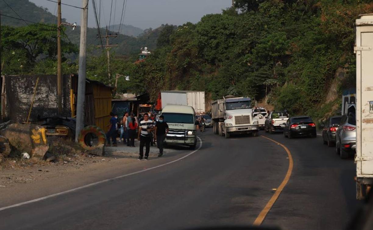 Pese a que habían comunicado que no bloquearían el paso vehicular, los transportistas terminaron cerrando múltiples accesos. 