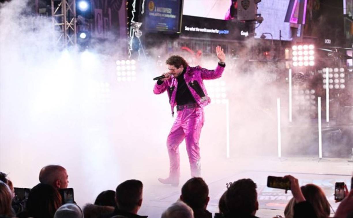 Post Malone se presenta durante la celebración de la Nochevieja 2020 de Times Square el 31 de diciembre de 2019 en la ciudad de Nueva York. Foto AFP