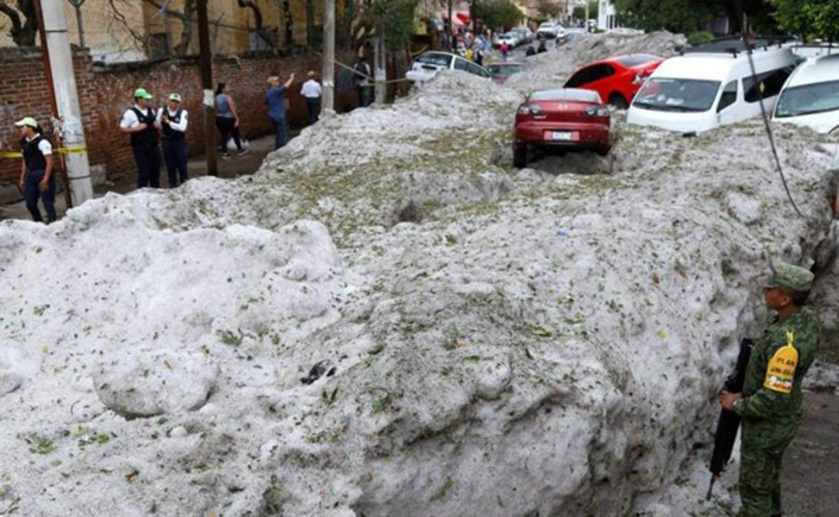 La granizada afectó a decenas de vehículos en Guadalajara, capital del estado de Jalisco, dejando sepultadas numerosas unidades.