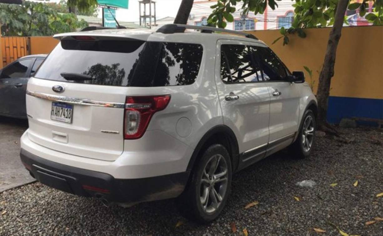 Esta camioneta decomisada es en la que la mujer detenida y los tres hombres se movilizaban de un lugar a otro para despistar, según las autoridades.