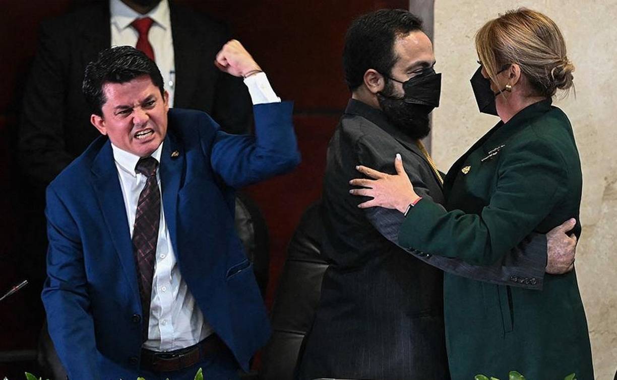 Un riguroso dispositivo policial con varios cordones de seguridad impidió el acceso de vehículos hasta la sede del Parlamento, donde seguidores de Castro se mantenían en las afueras.