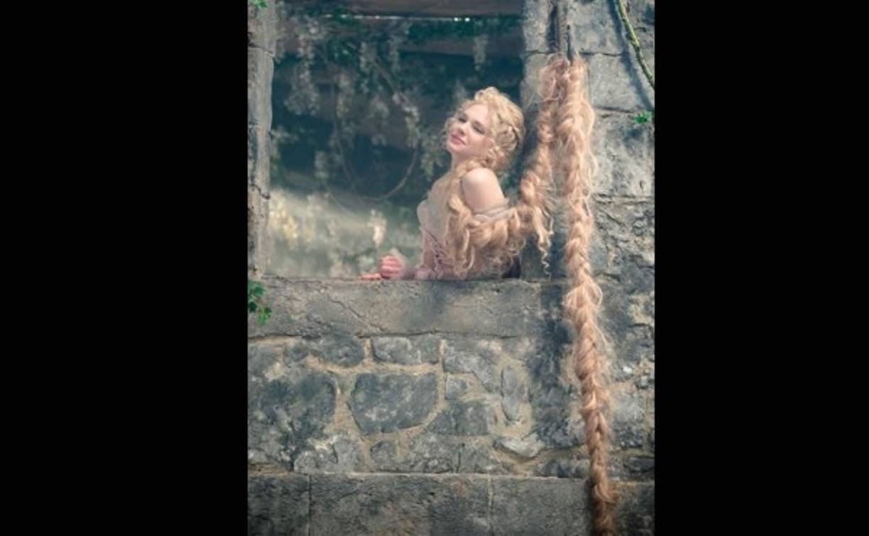 Mackenzie Mauzy como Rapunzel.