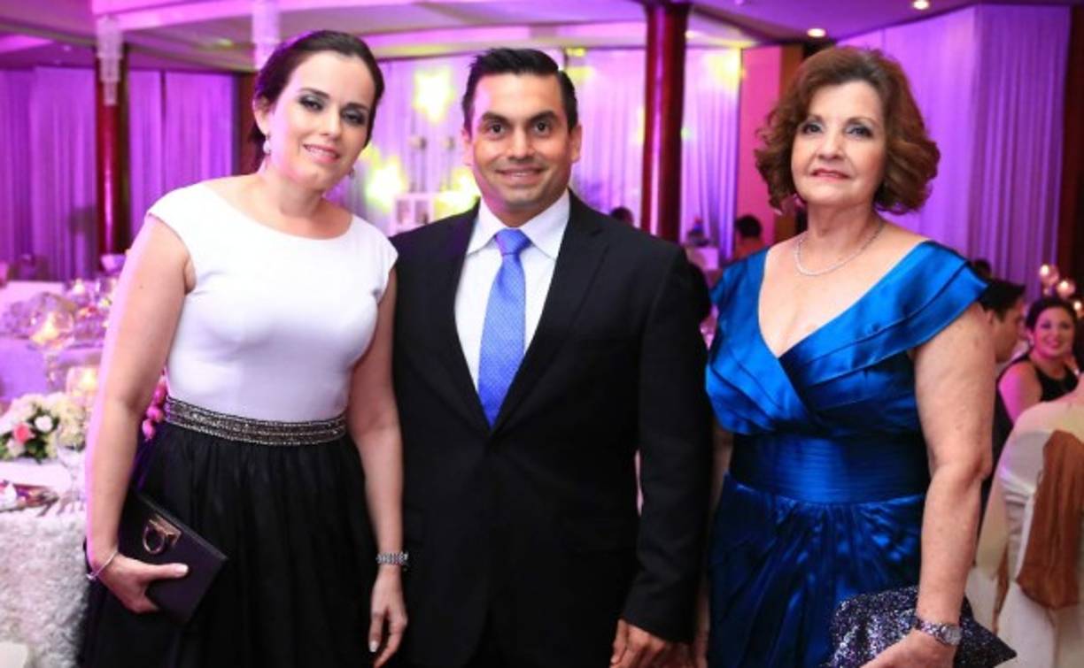 Patricia y Edgard Matute con Miriam Bendaña.