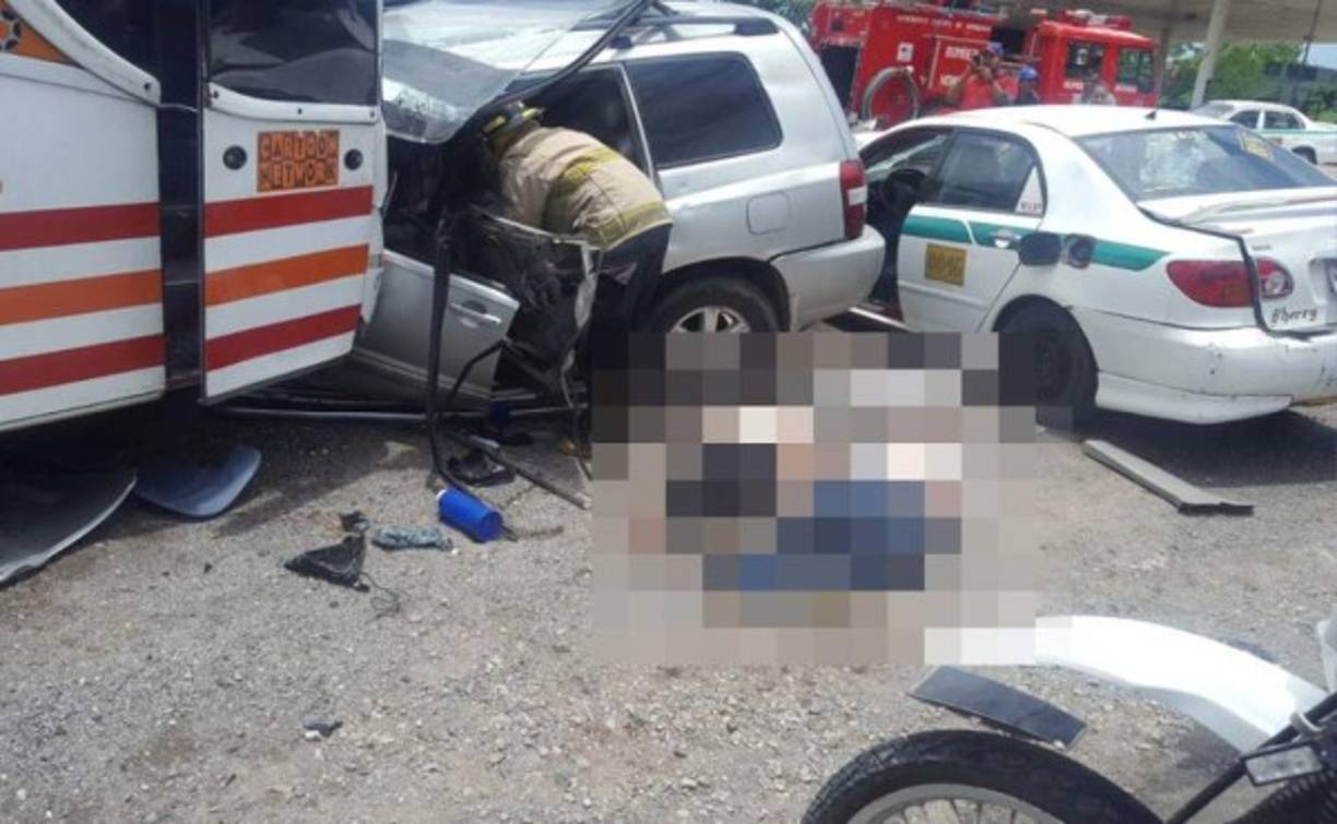 30, julio, 2017. Tres personas murieron y dos resultaron heridas en un choque entre tres vehículos en aldea la Caucara, en San Lorenzo, Valle, zona sur de Honduras.<br/>El accidente se dio entre un bus, una camioneta y un taxi de la localidad. Los cuerpos de las personas que murieron quedaron atrapados dentro de la camioneta marca Toyota color gris con placa PDC 6478, a los cuales asistió el cuerpo de Bomberos.<br/>Según versiones de las personas que presenciaron la tragedia, una mujer fue trasladada con lesiones a un centro asistencial y el motorista del taxi, Enrique Chirino Cáceres, resultó con una herida en el rostro y fue atendido por el personal del Bomberos en colaboración con la Cruz Roja.<br/>Entre tanto, el conductor del bus huyó de la escena.