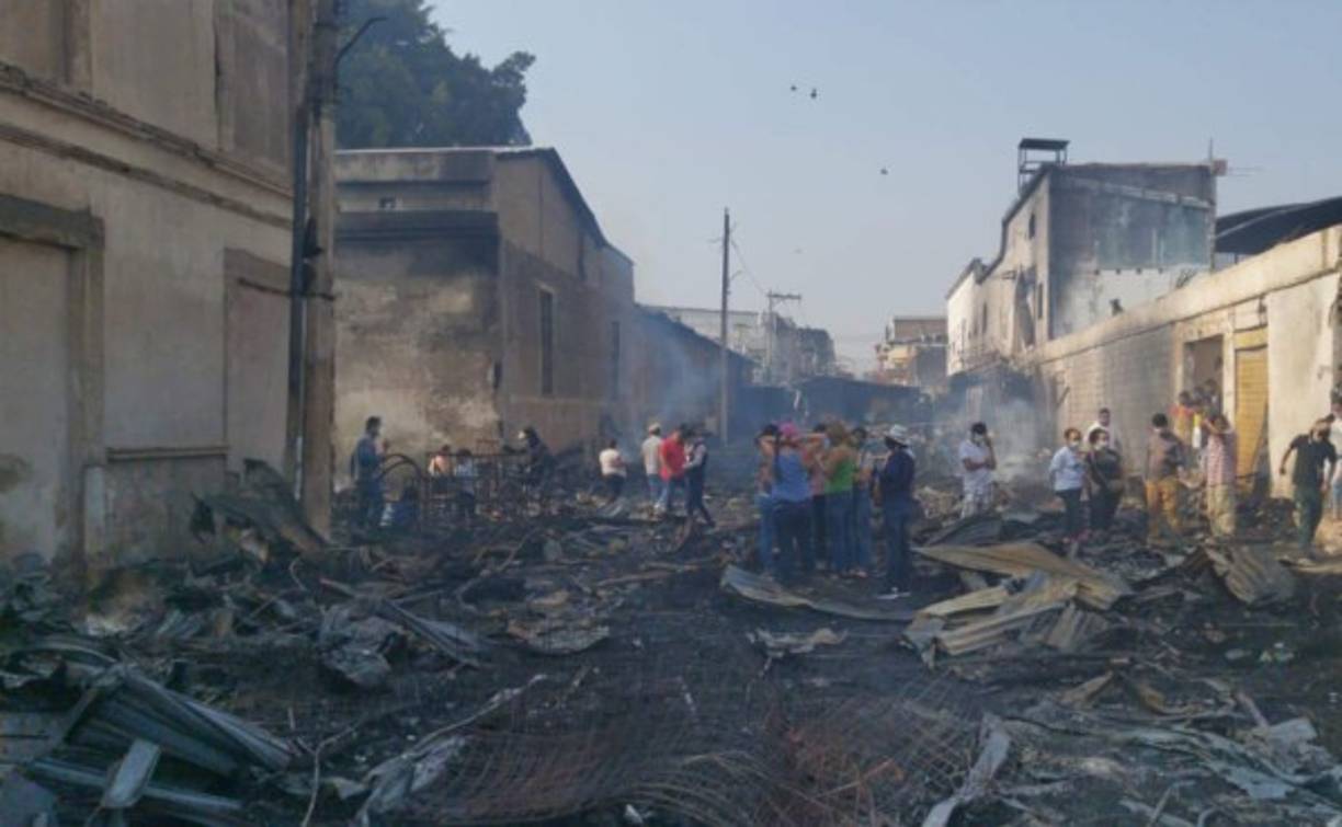 'Nos agarró desprevenidos este incendio porque todos estamos encerrados. Yo me dedico a la venta de ropa y soy contador, tenemos todo inventariado y le puedo decir que perdí cerca de medio millón de lempiras en este incendio', dijo un locatario que llegó al lugar.<br/>