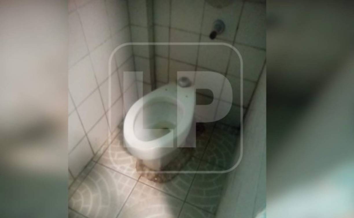 Los pacientes deben lidiar con condiciones nada higiénicas al interior de los centros.