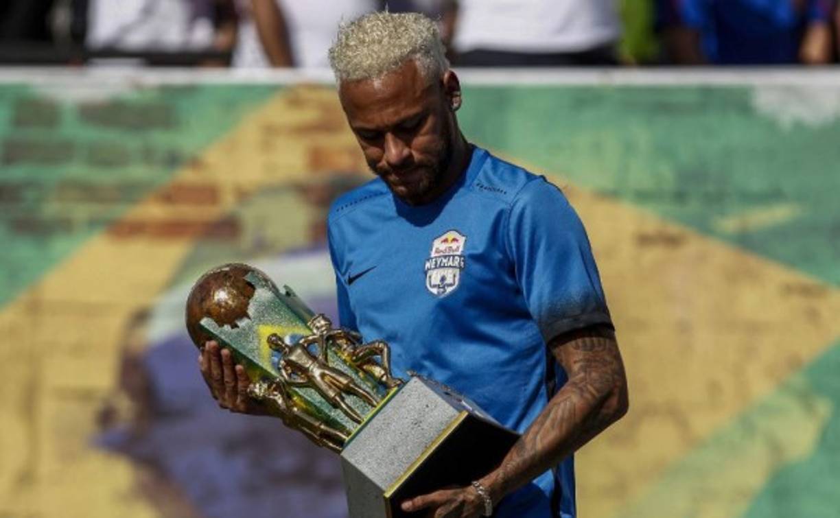 'Neymar se ha ido ofreciendo desde pocos meses después de recalar en París, como ha ido informando el periódico Mundo Deportivo. Esa voluntad de retornar al Camp Nou ha aumentado en los últimos meses hasta el punto de transmitirla directamente al PSG'.