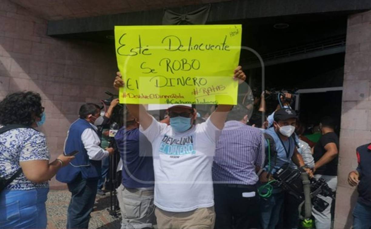 Ciudadanos llegaron con pancartas y leyendas alusivas contra Marco Bográn.