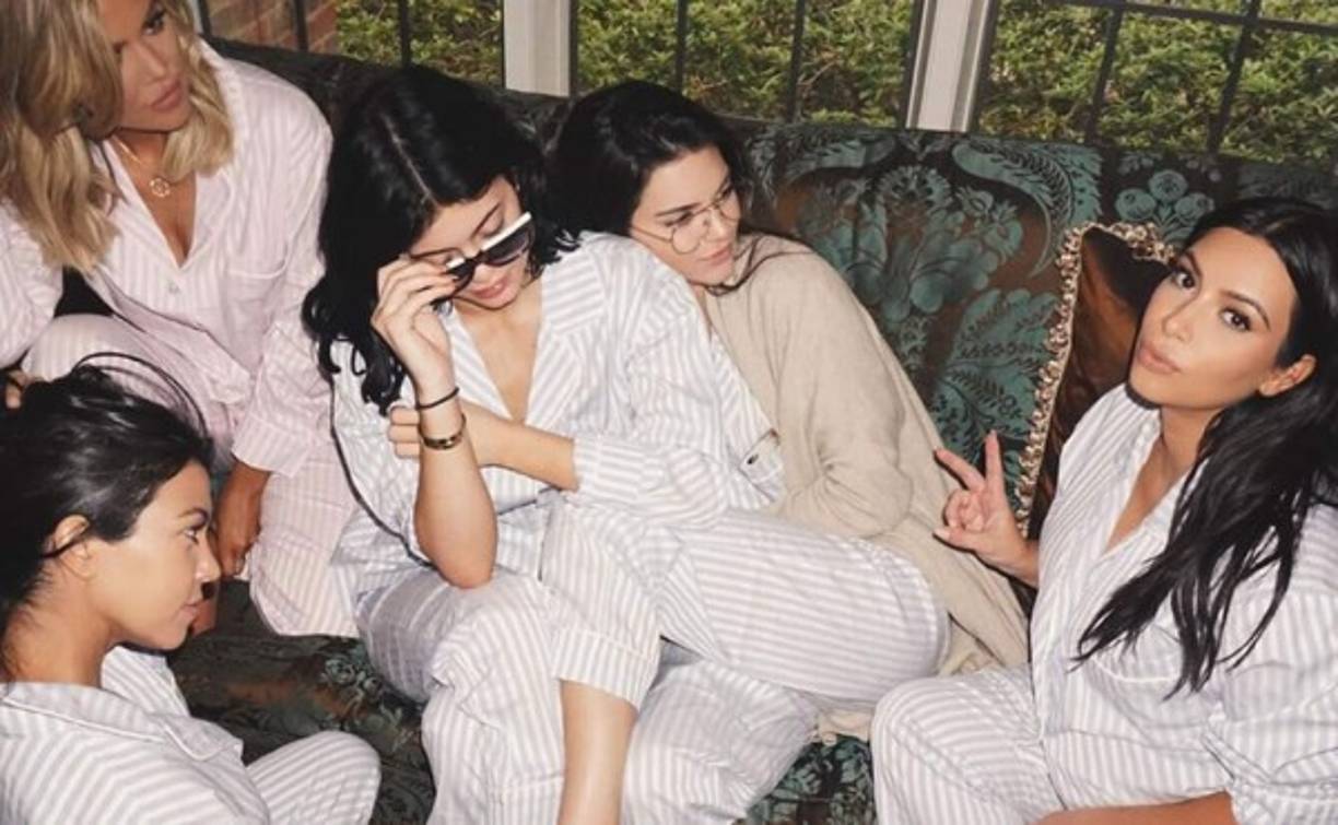 Kim Kardashian celebró el baby shower de su segundo hijo y qué mejor forma de hacerlo que junto a sus célebres hermanas en una fiesta de pijamas.
