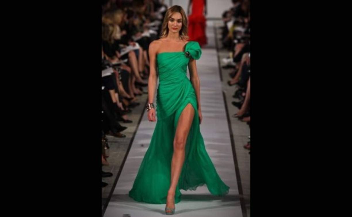 Candice Swanepoel modelando en la colección 2012 del diseñador.