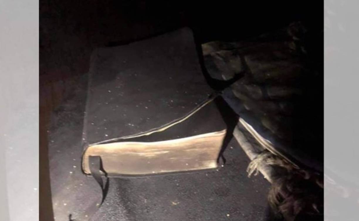 'En nuestra mente todo estaba en cenizas, pero las Biblias estaban intactas, aquí las fotos', relataron los apagafuegos de Virginia. Este hecho se ha vuelto viran y ha desatado todo tipo de comentarios en las redes.