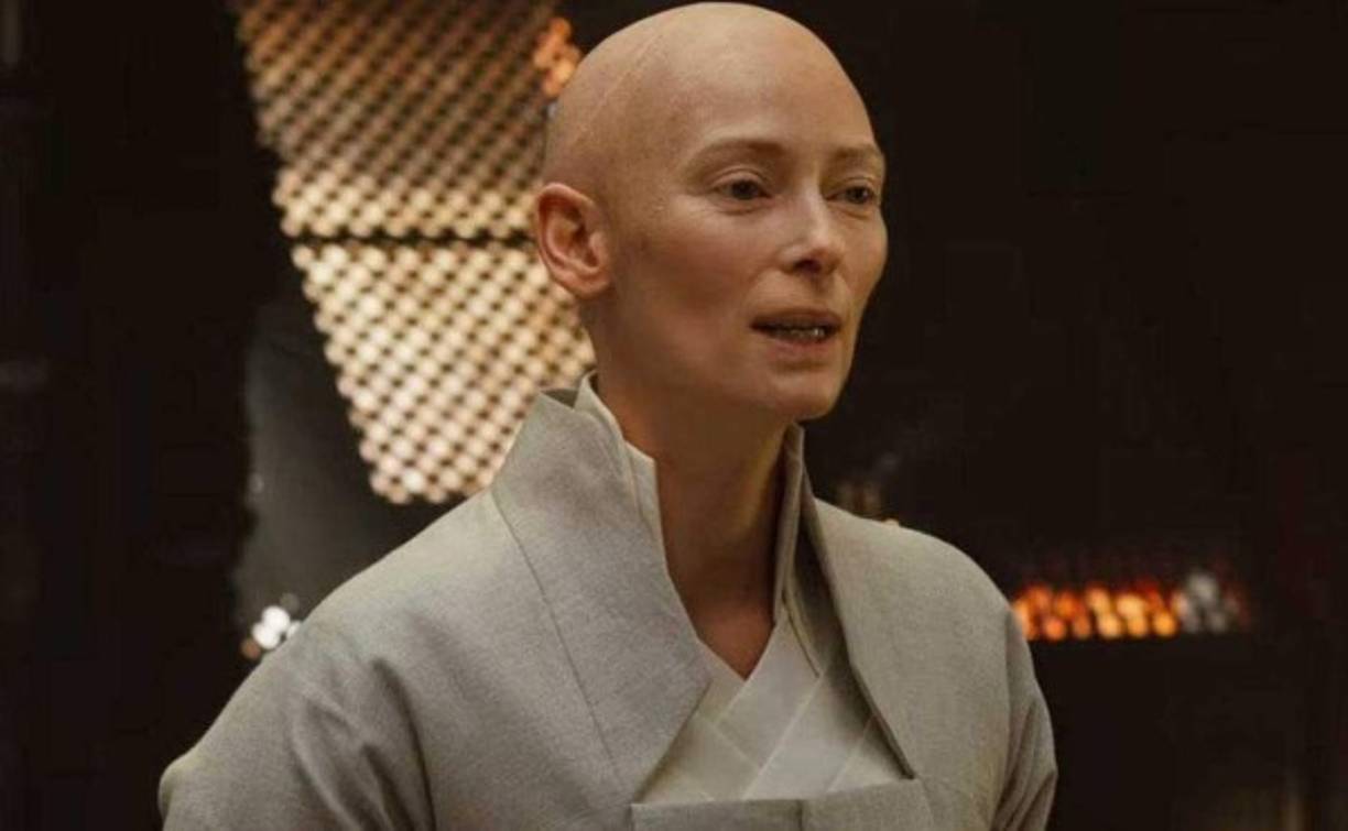Según el rumor oficial, El Anciano (Tilda Swinton) quien muere en Doctor Strange, pero reaparece en Avengers: Endgame— volverá, aunque no se especifica cómo, cuándo y el método para que reaparezcan en la secuela.